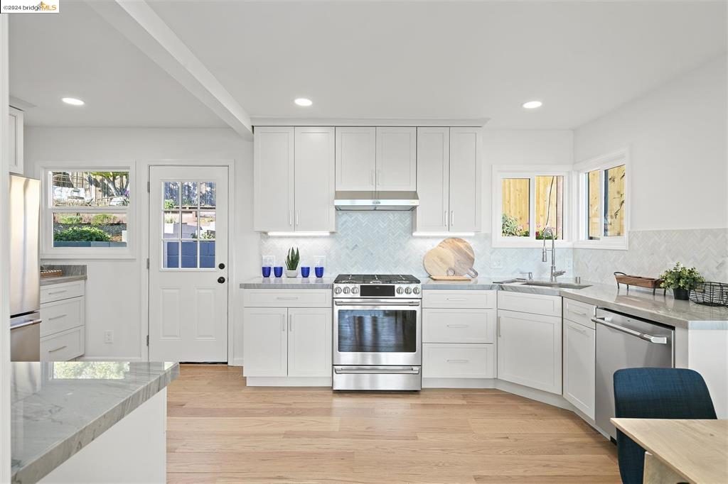 High-end appliances, cabinetry and oak flooring